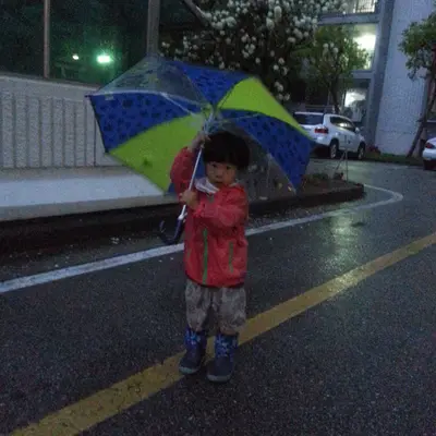 엄마와 아이의 빗속 나들이