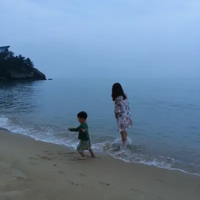 엄마와 아이의 바다 나들이
