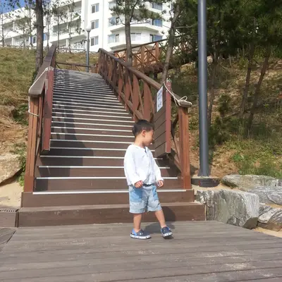 해변 산책길의 오후