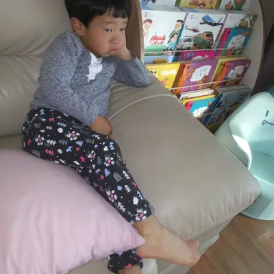 소파 위 아이